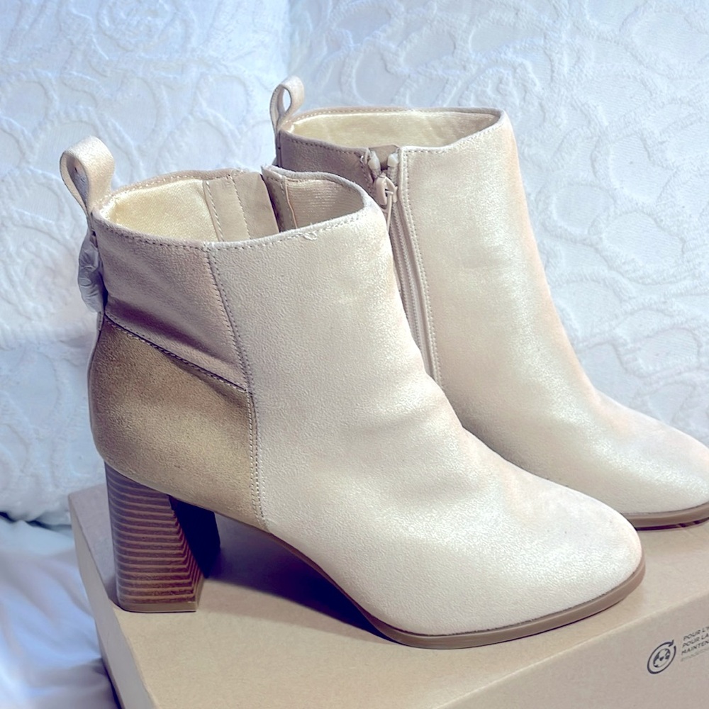 LifeStride Cream Suede Ankle Boot